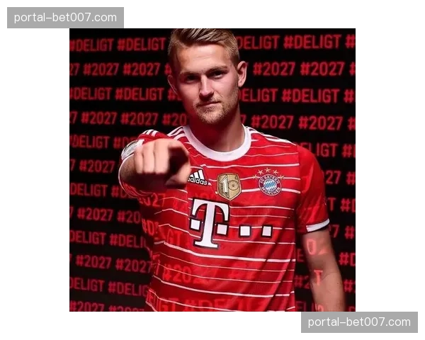 多家媒体：拜仁后卫德利赫特与俱乐部就续约展开初步谈判