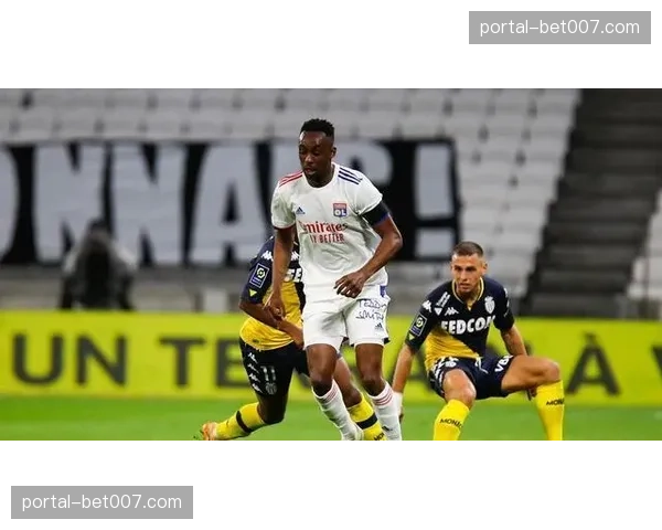 实时：兰斯对克莱蒙比赛第35分钟，客队前锋因危险动作被直红罚下