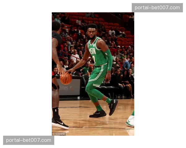 超级橄榄球联赛：蓝调队客场28-24力克布朗比，锁定常规赛头名